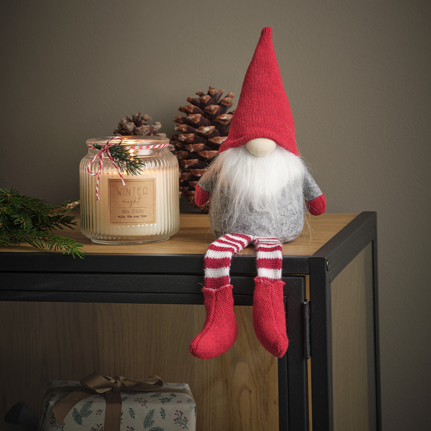 Коледен елф с бяла брада, коледна шапка и чорапи.
