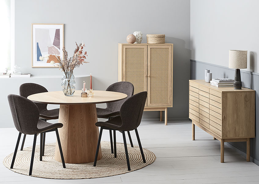 Трапезария с кръгла кухненска маса, кухненски столове, бюфет, витрина и кръгъл килим