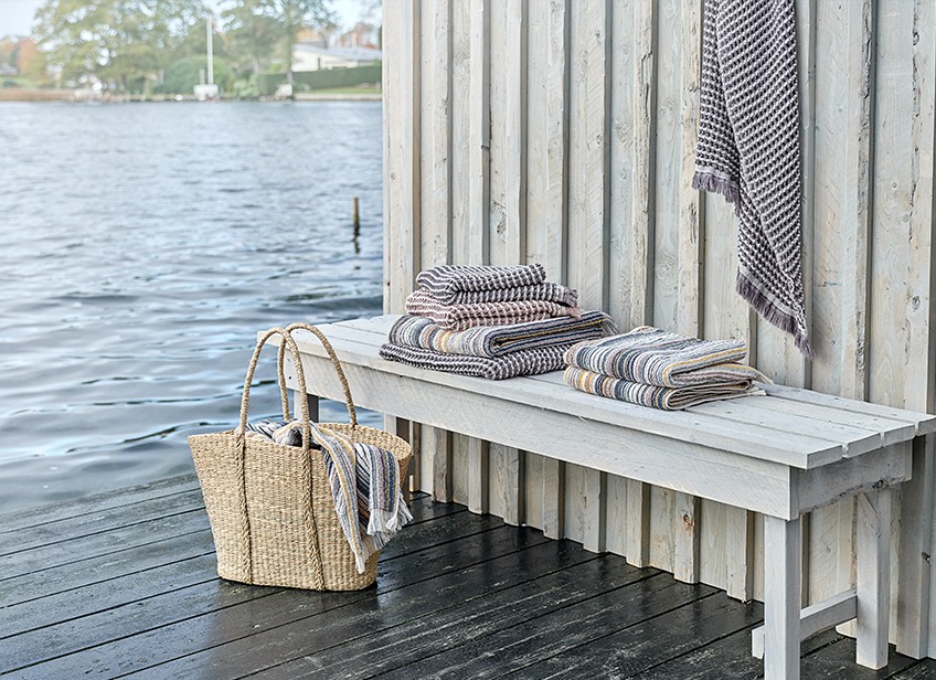 Луксозни хавлиени кърпи на пейка с кошница.