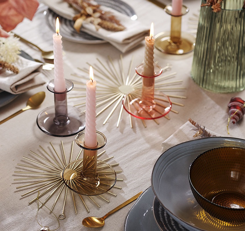 Златна украса, свещници и свещи на новогодишната маса