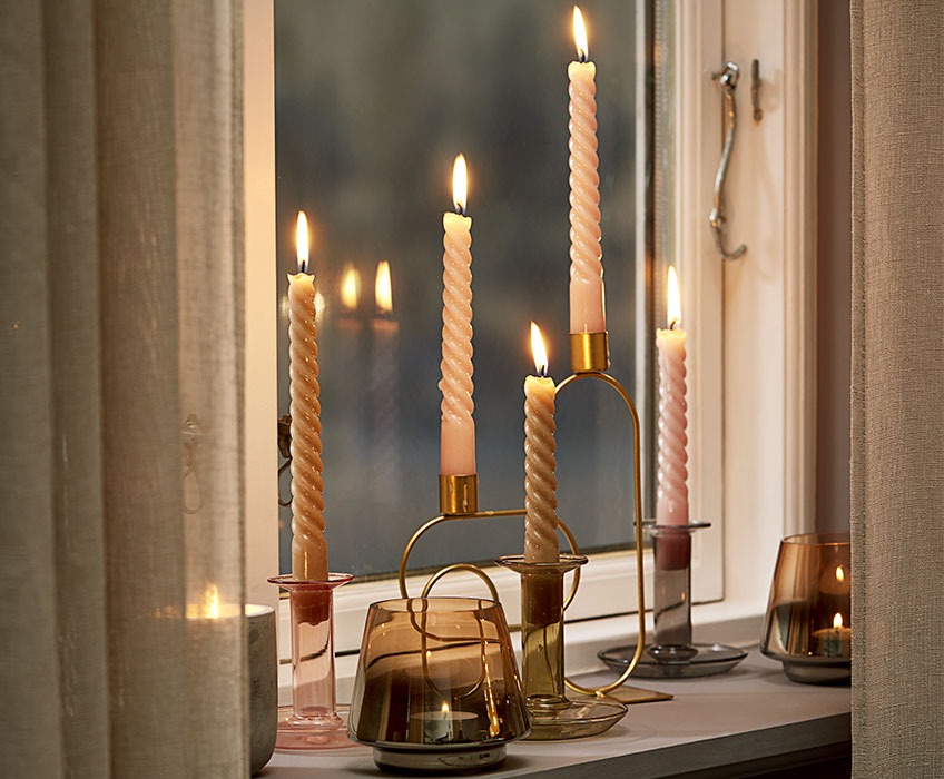 Декоративни свещници и усукани свещи