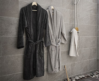 Халати за баня в сив и черен цвят.