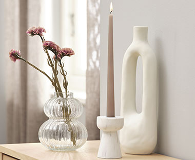 Бял мраморен свещник до вази с цветя.