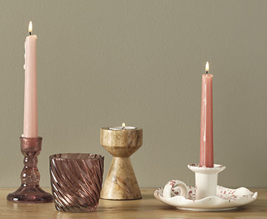 Разнообразие от стилни свещи и свещници.