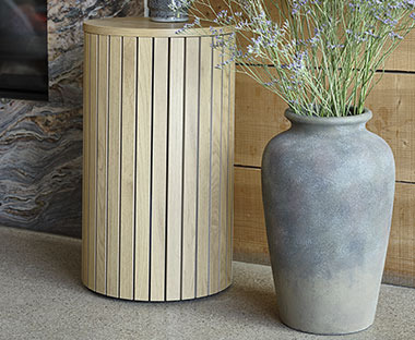 Керамична сиво-кафява подова ваза.