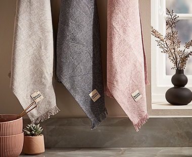 Кухненски кърпи в бежово, сиво, розово.