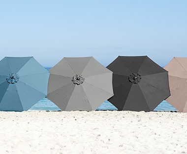 Четири цветни чадъра на плажа.