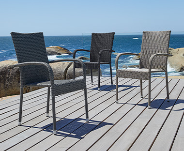 Градински столове на слънчева тераса.