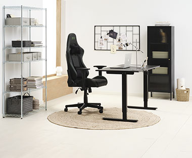 Геймърски стол и бюро с регулируема височина в черно.