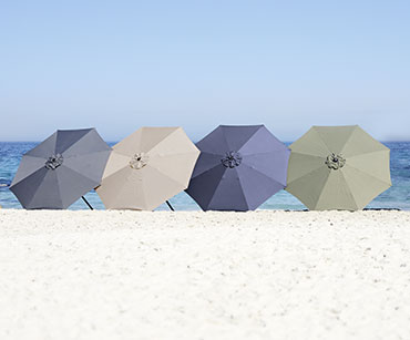 Чадъри за слънце в различни цветове.