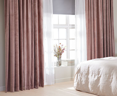 Кадифени розови завеса и затъмняваща щора в спалня