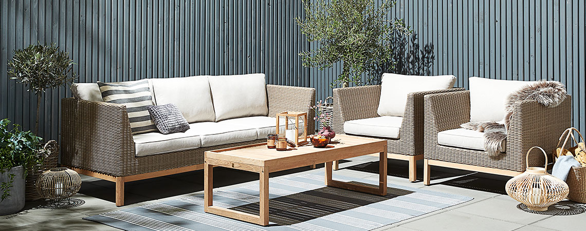Комплект градински мебели с маса от рециклирана тикова дървесина.