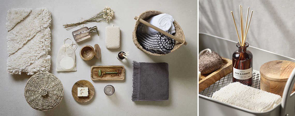 Памучни кърпи, ароматни масла и други аксесоари за баня, поставени на бежов фон