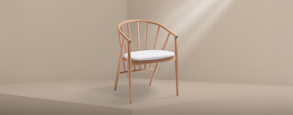 Кухненски стол със светлокремава седалка, изработен от масивен дъб