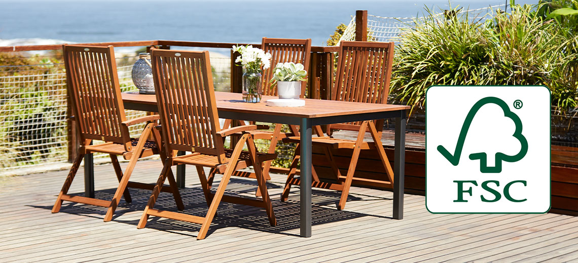 FSC сертифицирани градински мебели от твърда дървесина, като градинска маса и градински столове с логото на FSC