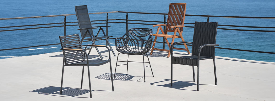 5 различни градински стола на двор с изглед към морето.
