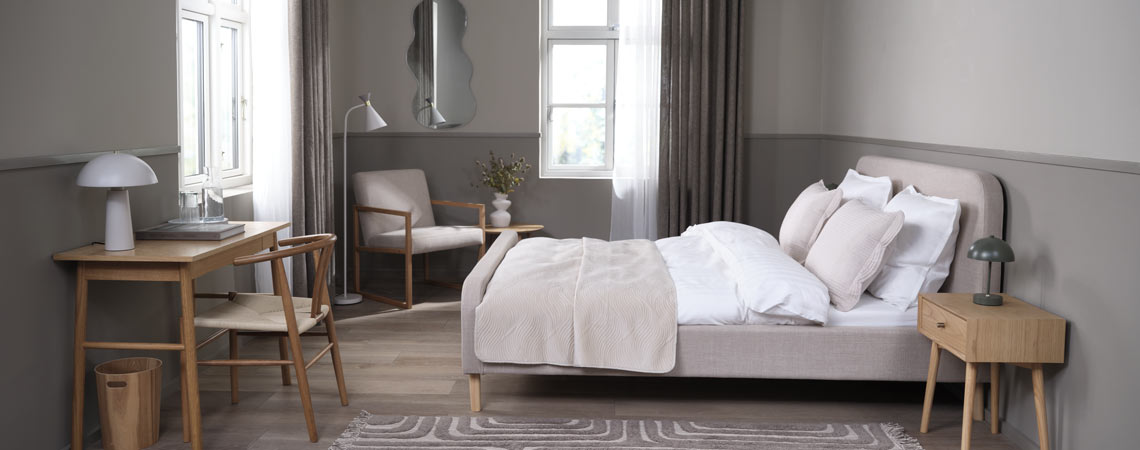 Тапицирана рамка за легло в спалня с офис пространство