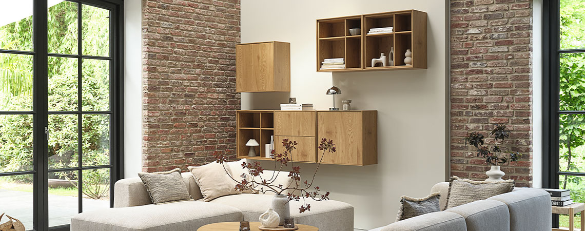 Мебели за съхранение, състоящи се от няколко стенни модула, монтирани на стена в хол