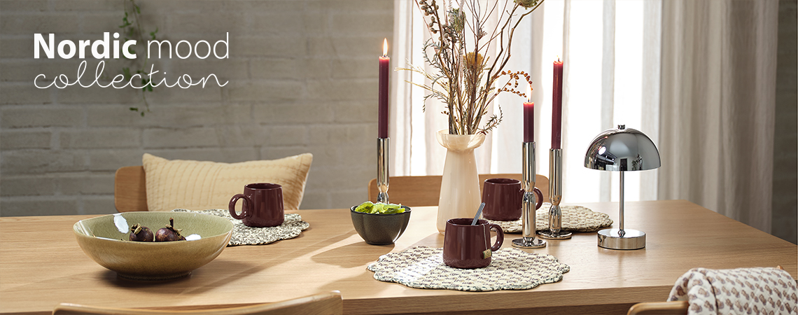 Кухненска маса с купи, чаши, подложки за хранене, ваза, свещници и лампа на батерии