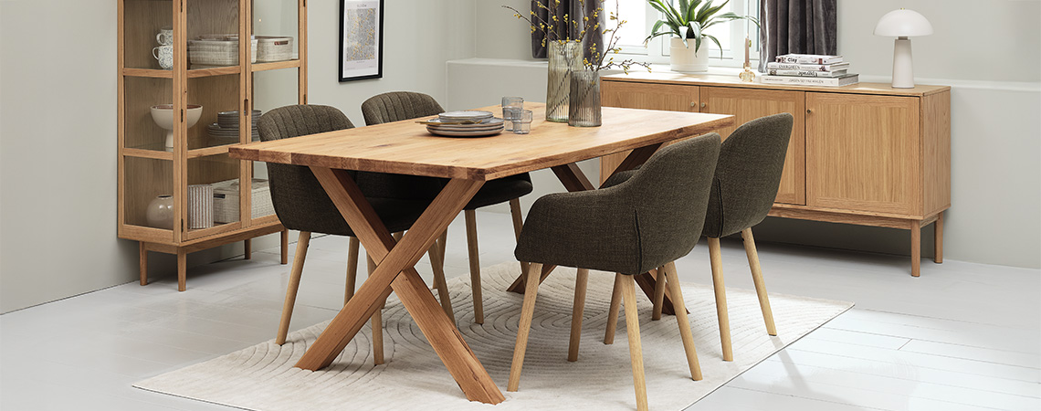 FSC-сертифицирани мебели от масивна дървесина и дървен фурнир, като маса за хранене, витрина и бюфет в трапезарията