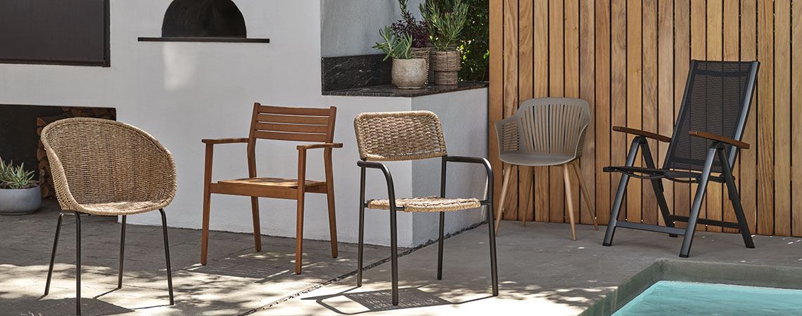 От ляво на дясно: градински столове TUERNE, HAMRA, ORKANGER, VANTORE и SIRDAL 5 различни градински стола в двор