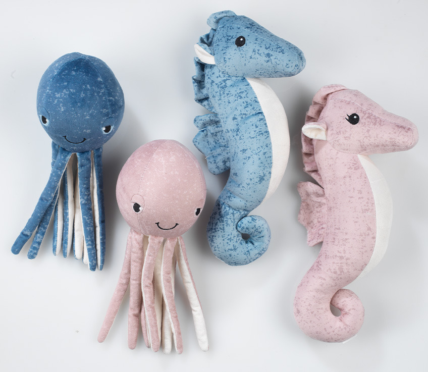 Детски плюшени играчки октопод и морско конче в розово и синьо.