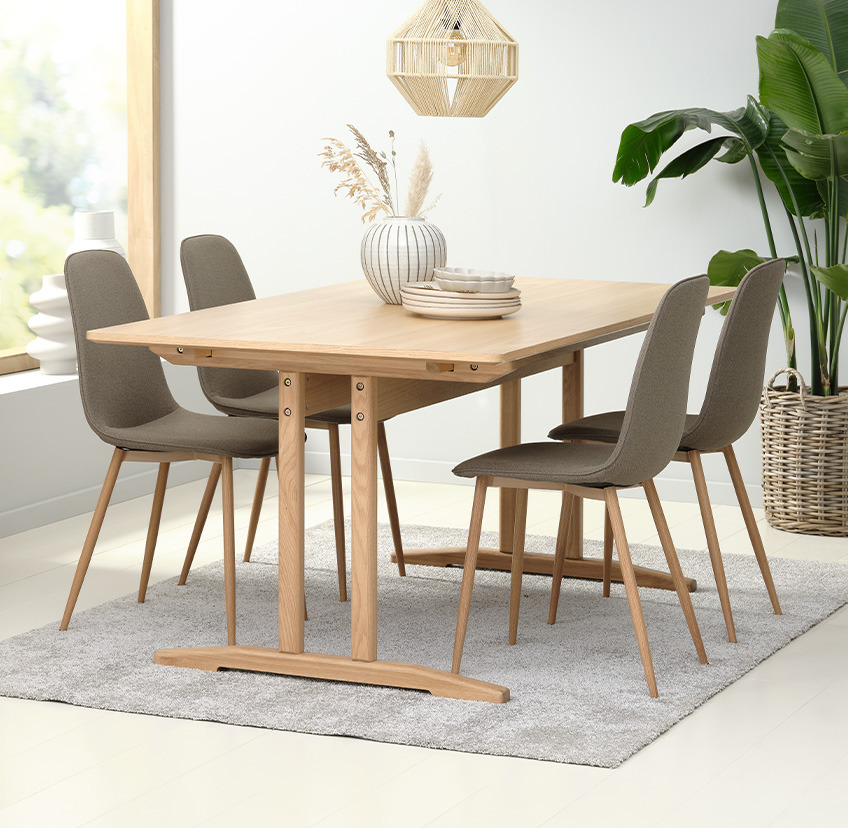 Маслиненозелени трапезни столове и трапезна маса във всекидневната.