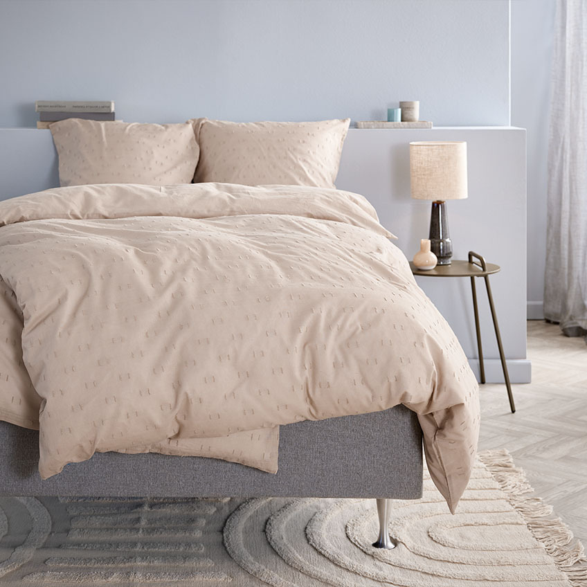Елегантно спално бельо в топъл пясъчен цвят с квадратни детайли.