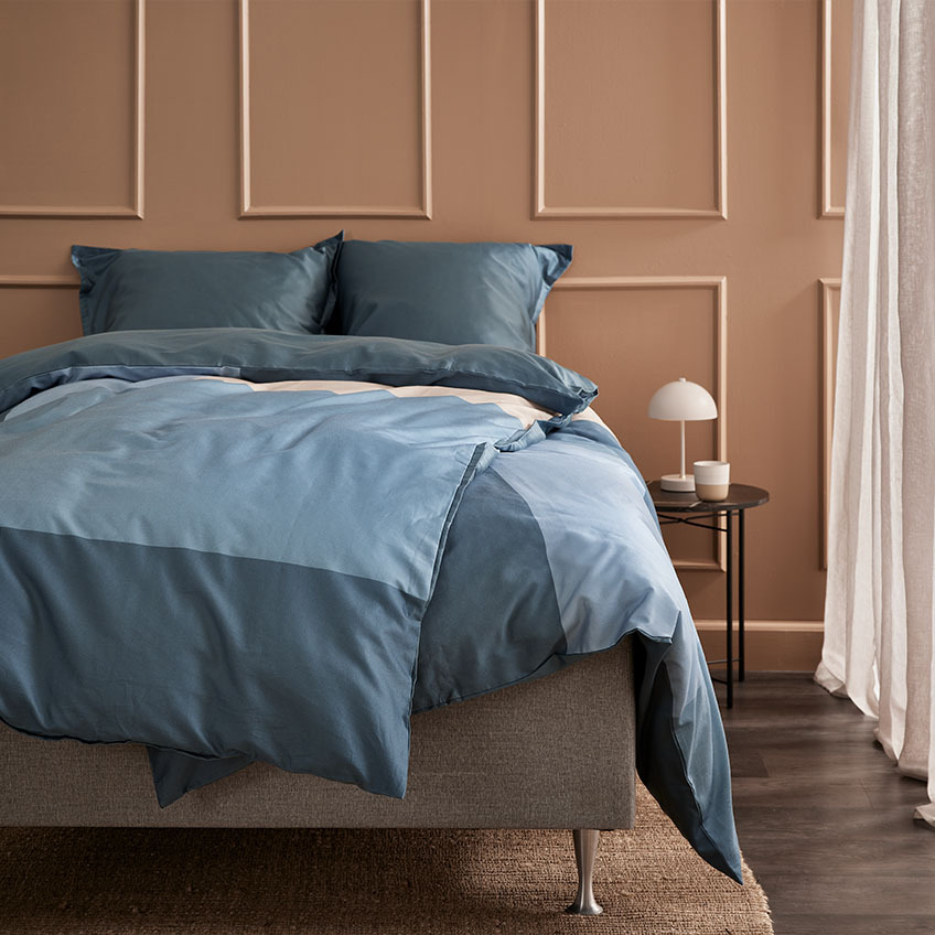 Сатенено спално бельо с кариран десен в син цвят.