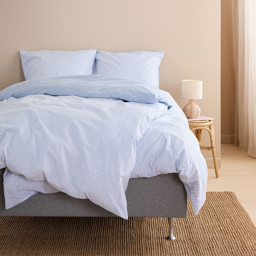 Комплект памучно спално бельо с бели и сини райета.