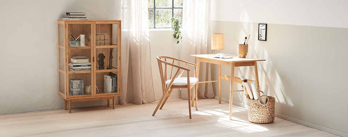 Стол, изработен от масивен дъб, витрина от дъб и бюро, изработено от бамбук