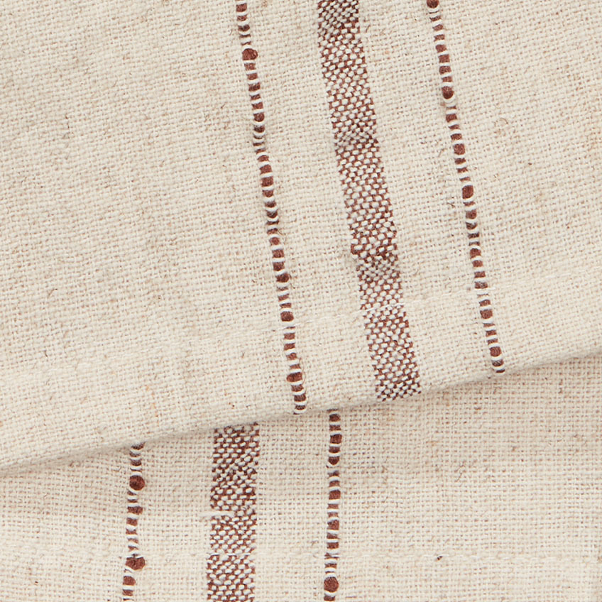 Тъкани детайли в платнени салфетки в топло бежово и бордо.