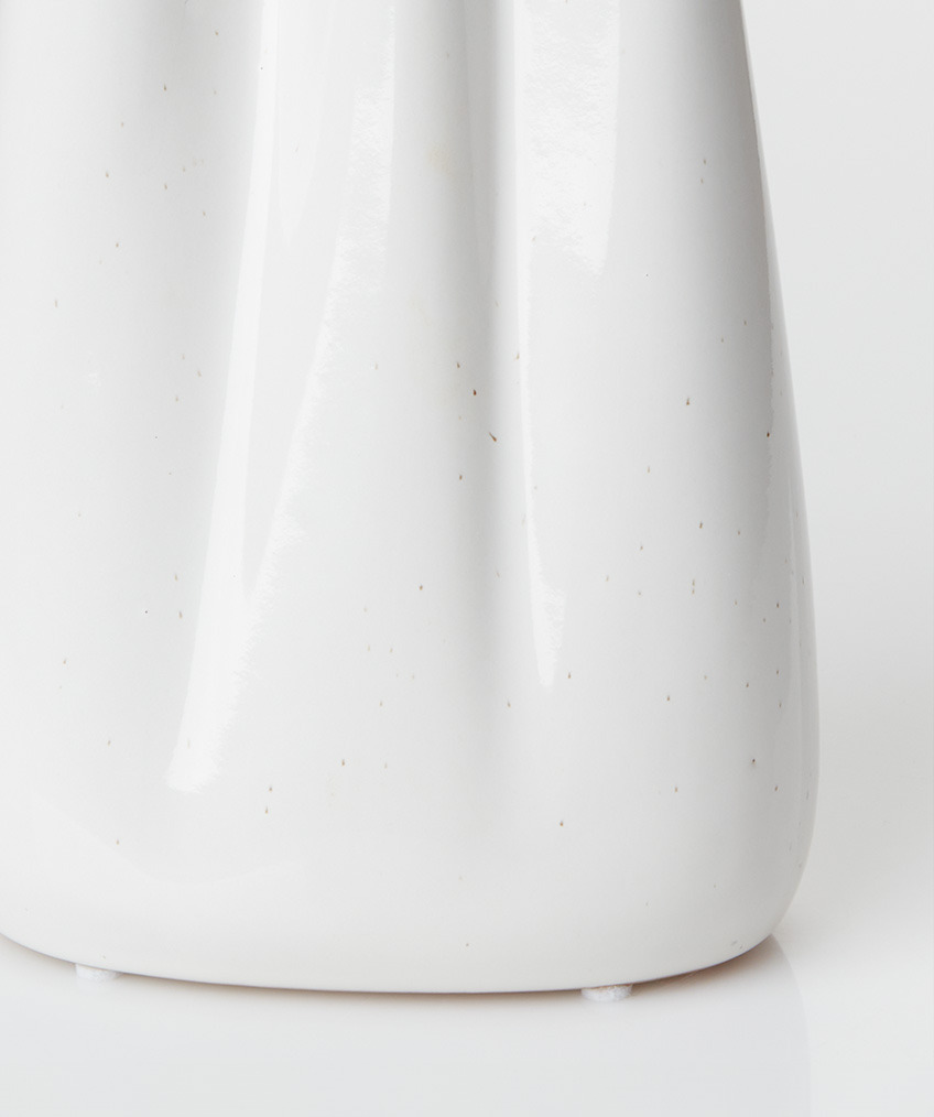 Бяла ваза с меки, органични гънки.