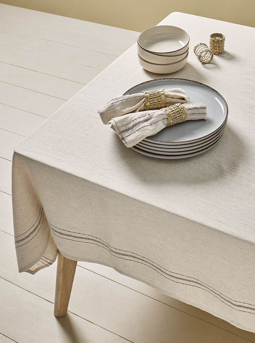 Покривка за маса и платнени салфетки в рустикален стил и пясъчен цвят.