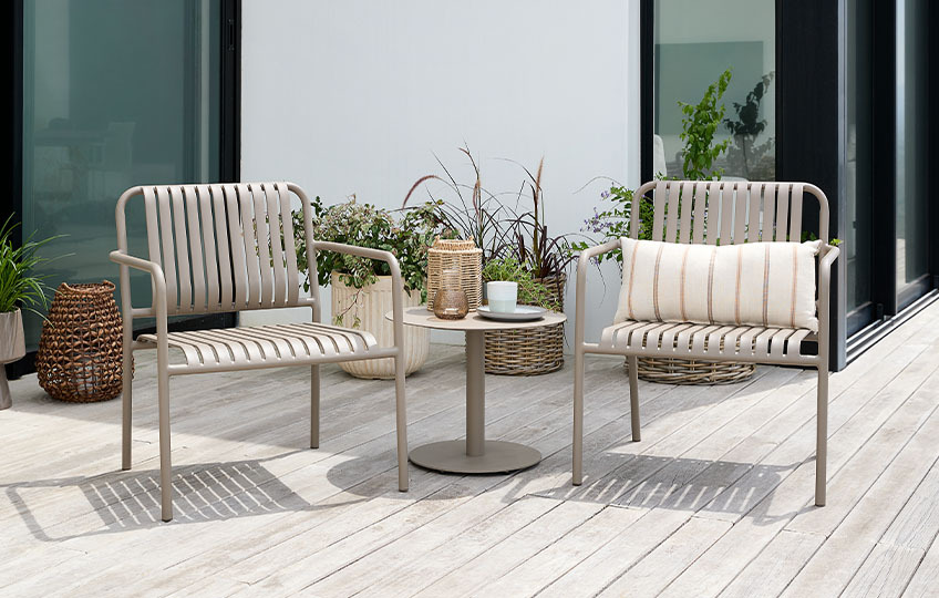 Градински комплект с два стола от алуминий и масичка от стомана.