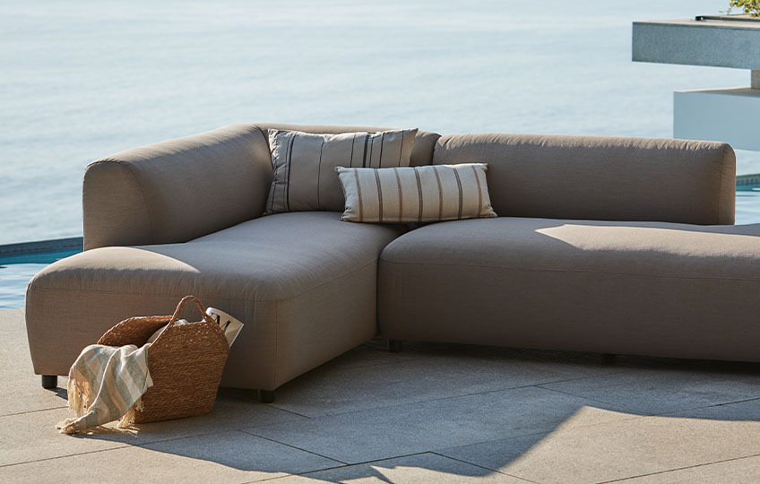 Бързосъхнещ градински диван с покритие, изработено от 100% акрил.