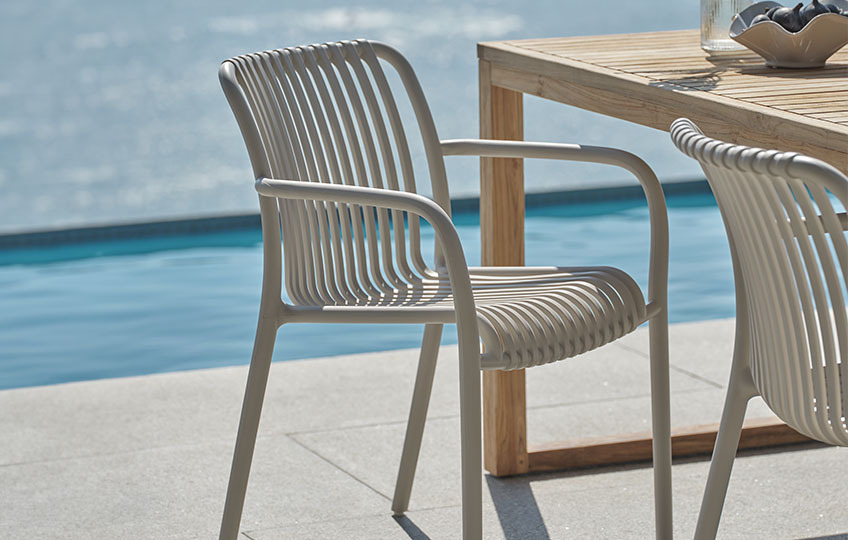 Градински стол в модерен минималистичен вид от полипропилен.