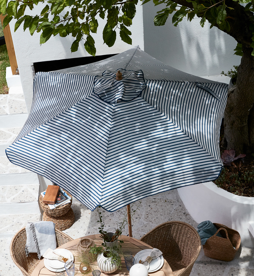 Раиран градински чадър в синьо и бяло.