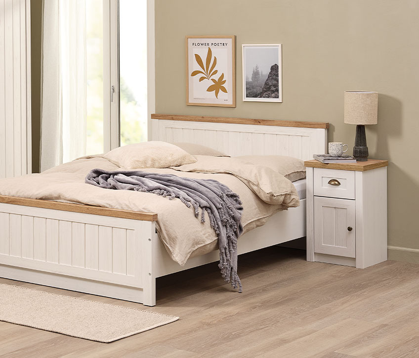 Опциите за съхранение в спалнята включват рамка за легло и нощно шкафче.