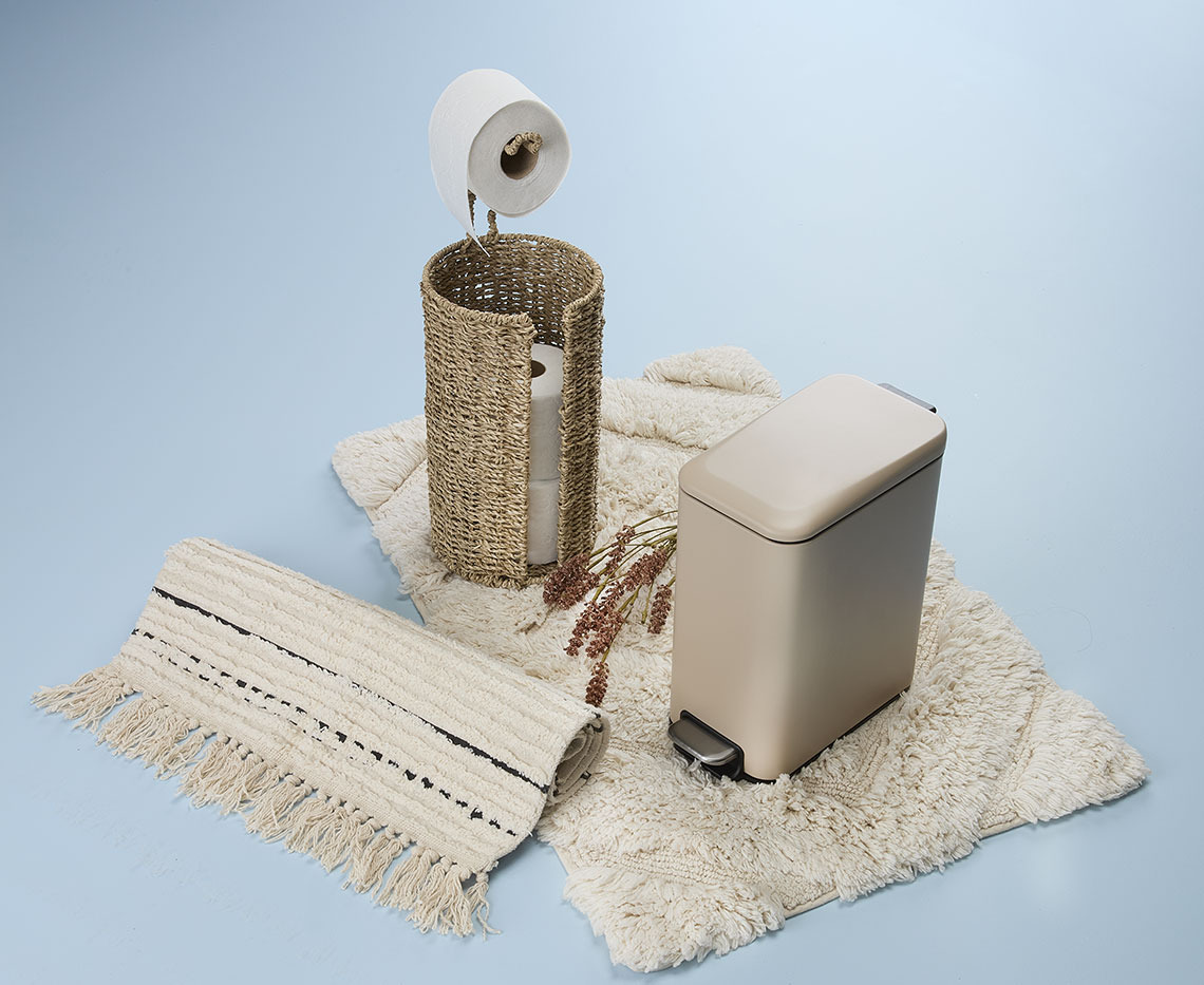 Постелки за баня с поставка за тоалетна хартия и правоъгълен кош с педал.