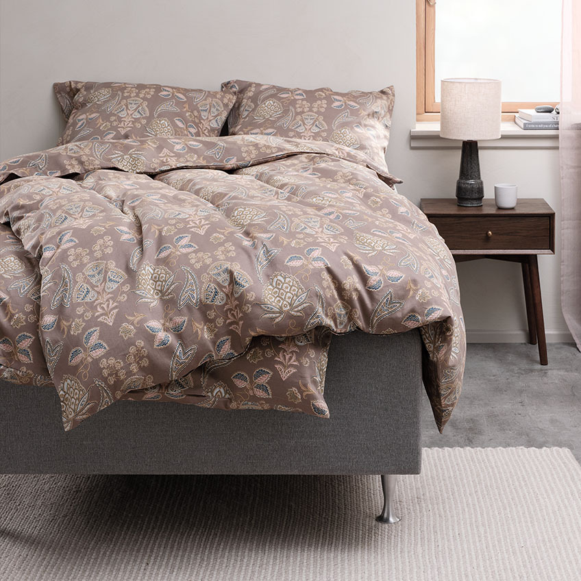 Комплект памучно спално бельо с дизайн на пейсли на легло в спалнята.