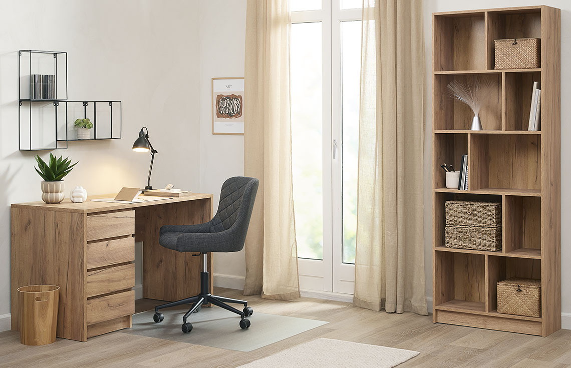 LIMFJORDEN бюро, PEBRINGE desk chair and MOSBJERG етажерка Обзавеждане за домашен офис с бюро, елегантен стол и библиотека за книги