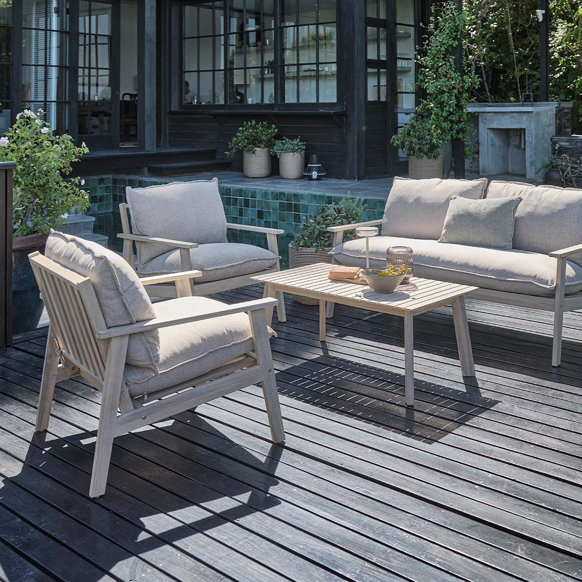 Комплект мебели с диван, два стола и маса, изработени от бяла масивна акациева дървесина, която е омаслена