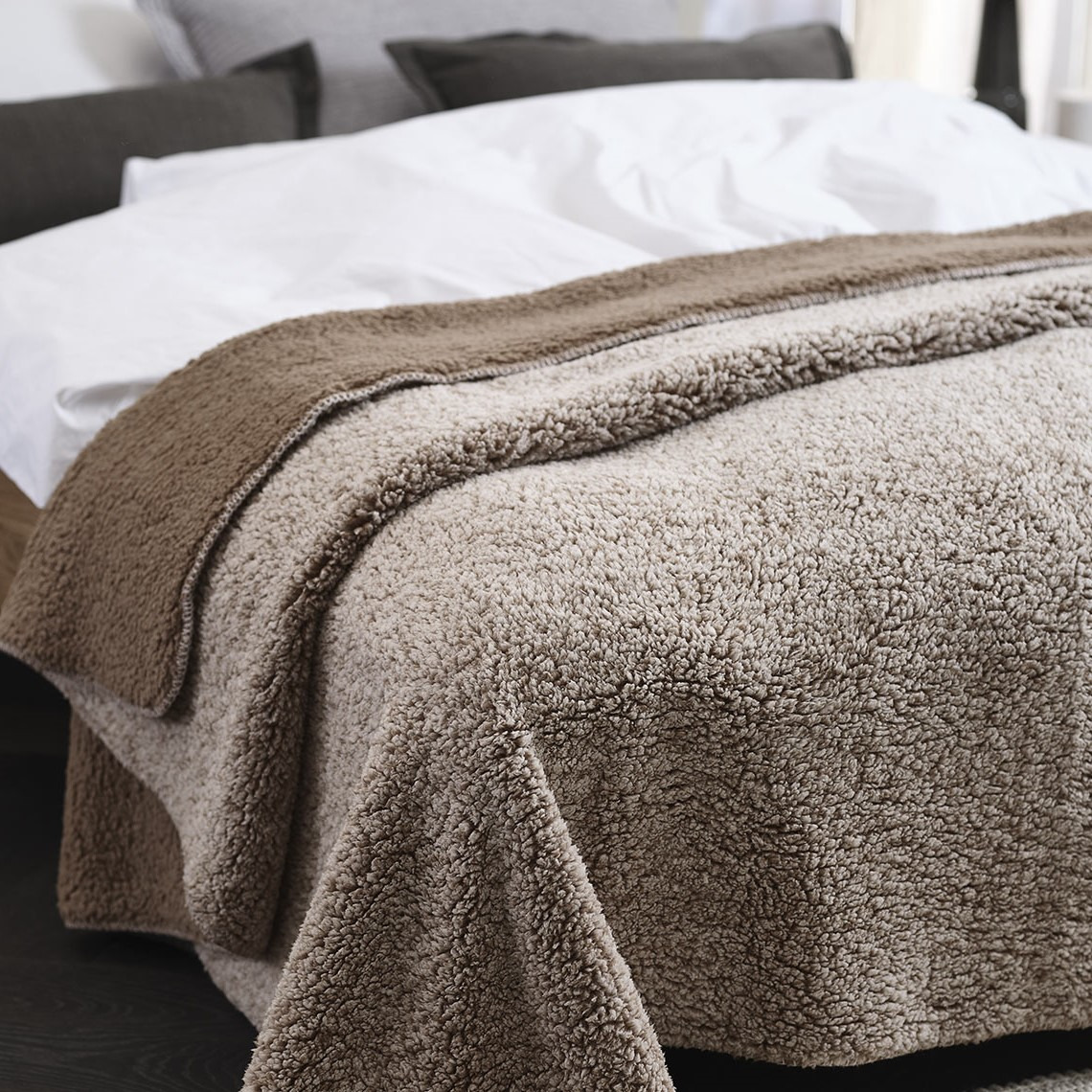 Поларено одеяло STORFRYTLE Кафяво поларено одеяло върху легло в спалня