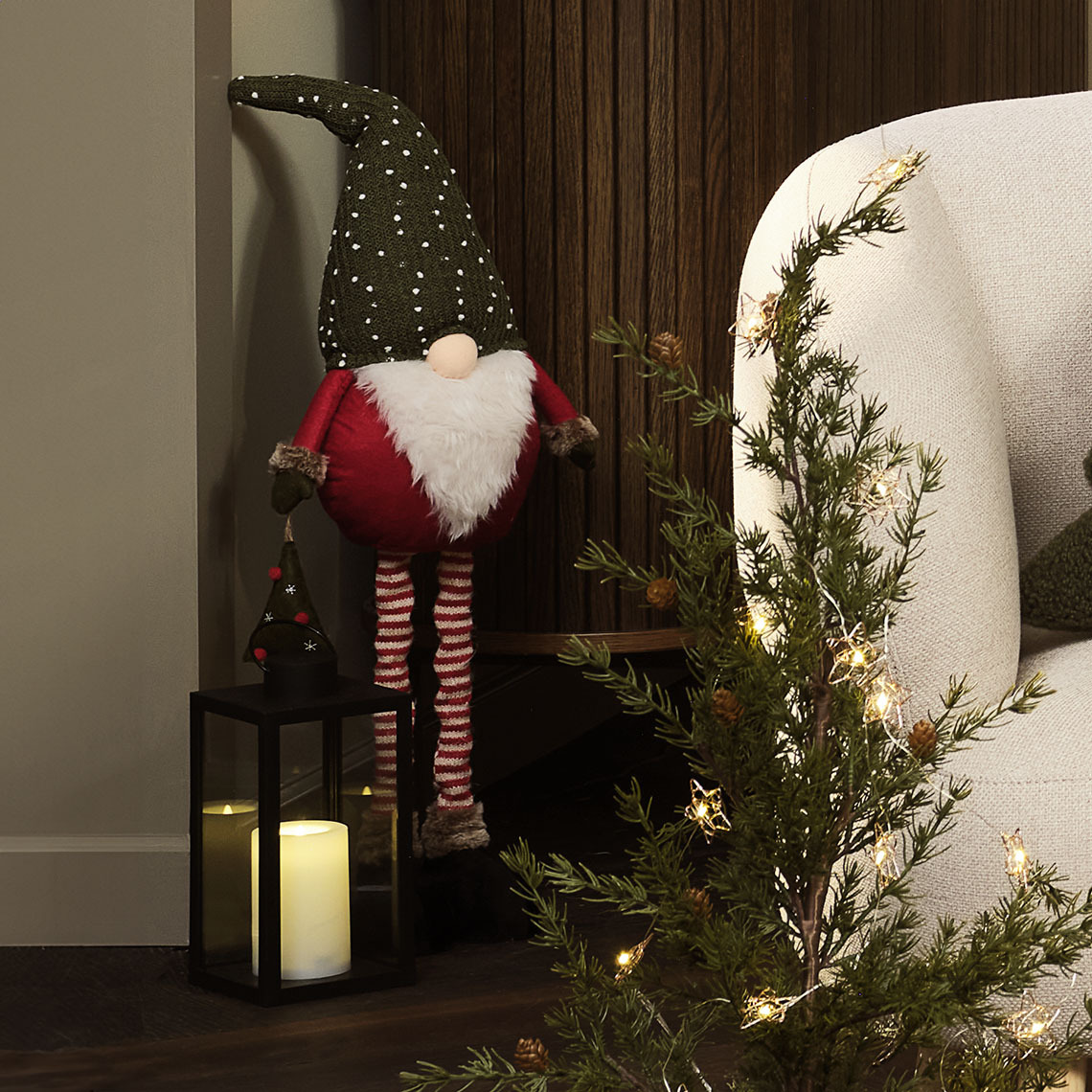 Краката на коледния елф KULDE могат да се регулират на дължина Висок коледен елф с крака с регулируема дължина