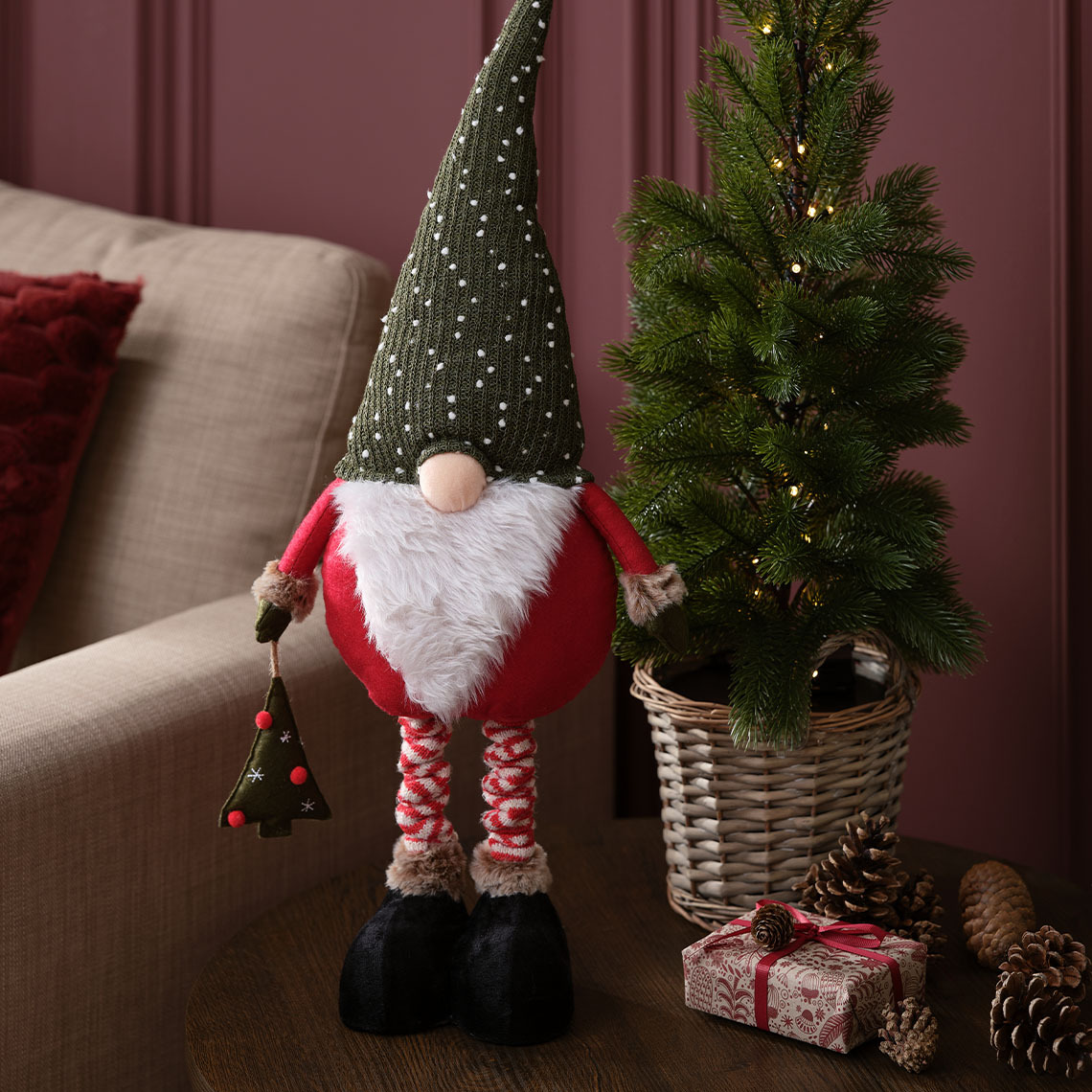 Коледният елф KULDE има сладко носле и голяма бяла брада Скандинавски коледен елф с кръгъл нос, бяла брада и сива шапка