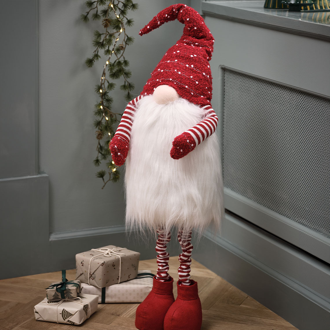 Коледен елф NAT Висок коледен елф с червена шапка и голяма брада