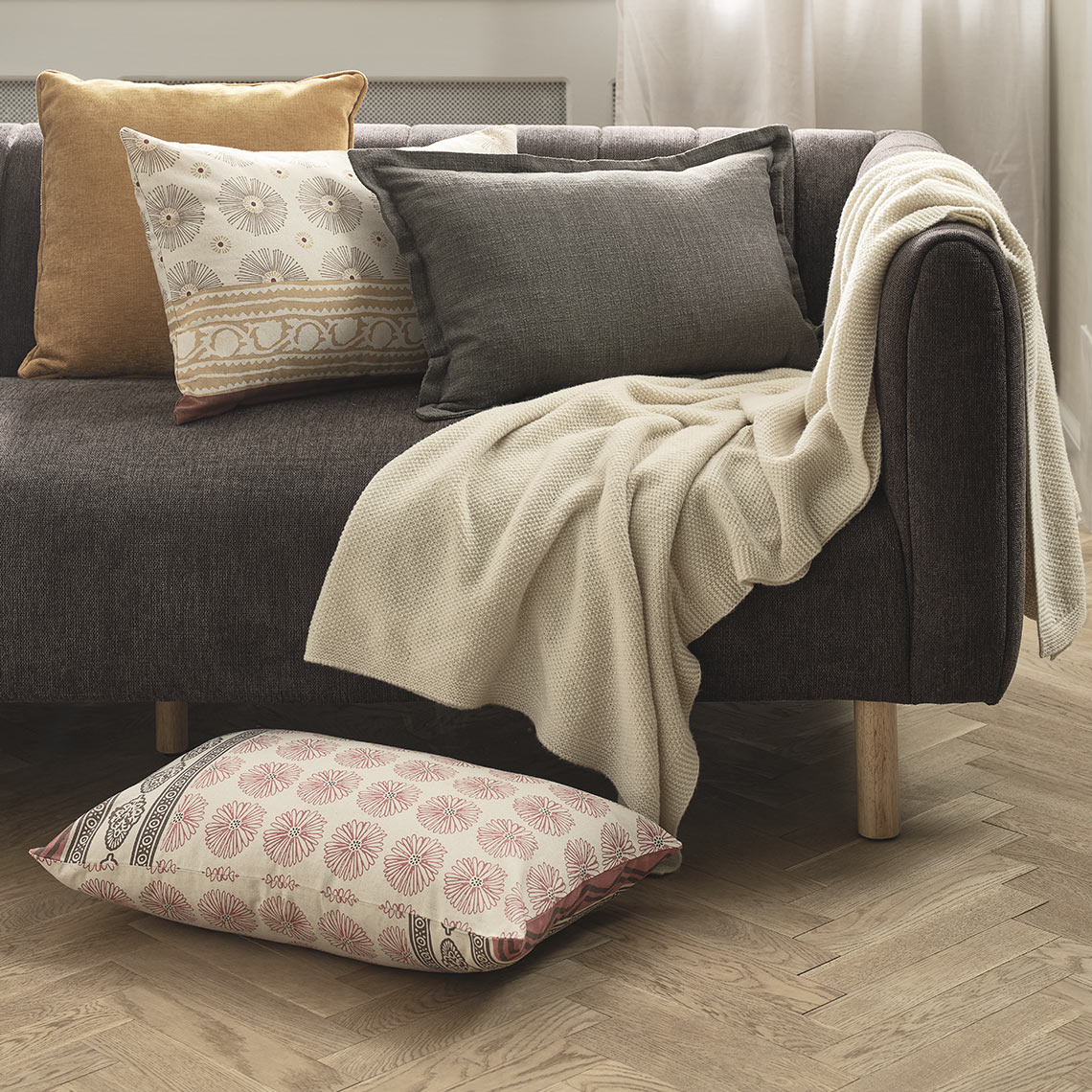 Шарени възглавници KATTEFOT и одеяло HUMLE Декоративни възглавници и одеяло на диван