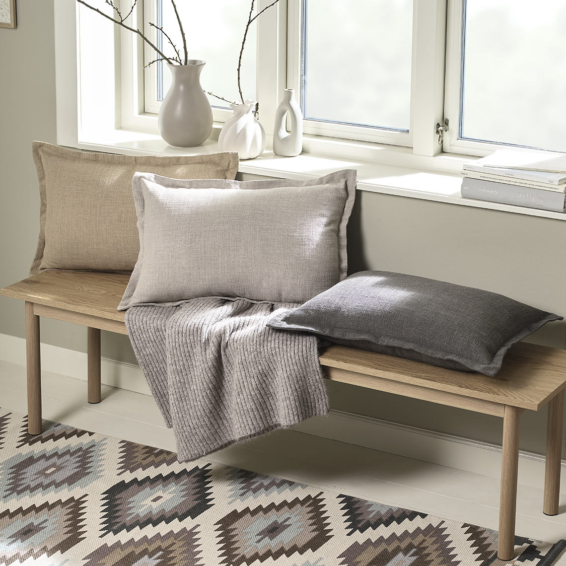 Калъфките за възглавници NATTVIOL се предлагат в кафяво, бежово и цвят лате Пейка с възглавници в различни цветове