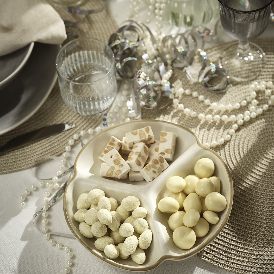 Бяла купа JENSEN с няколко отделения, пълна със снаксове